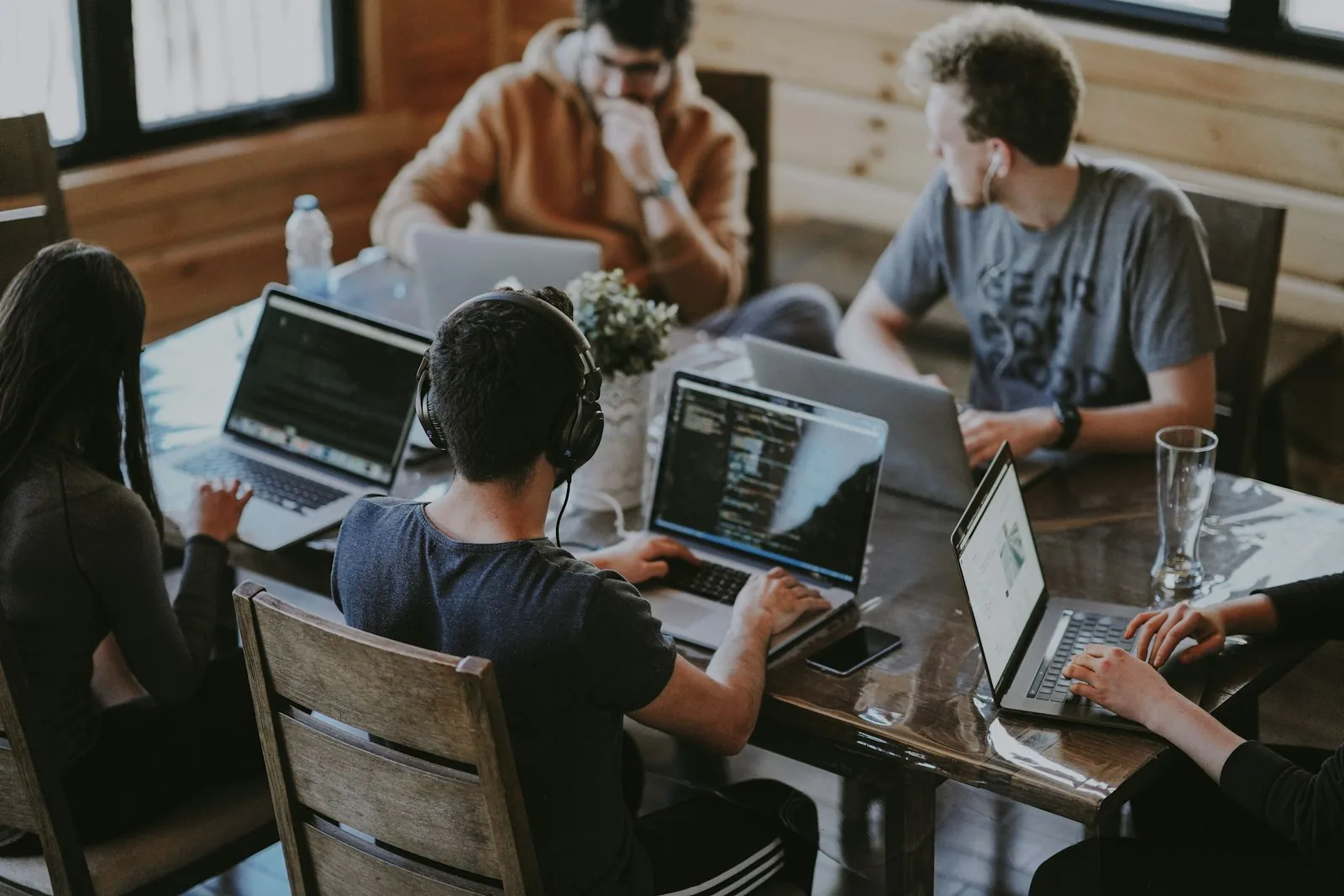 Equipo revisando opciones para contratar un desarrollador web