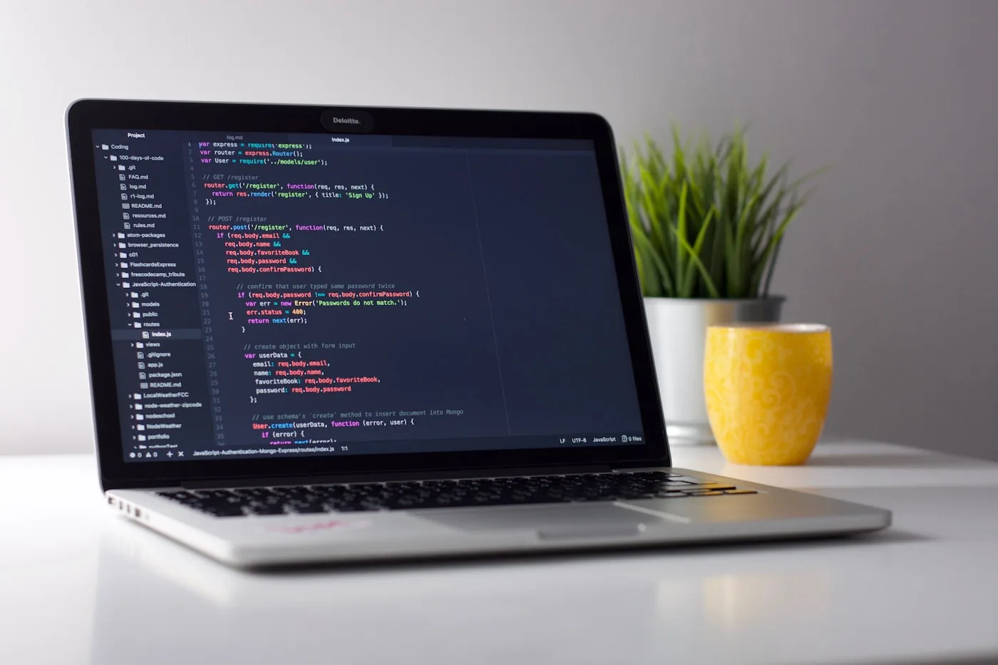 Pantalla con código frontend durante el desarrollo de un sitio web